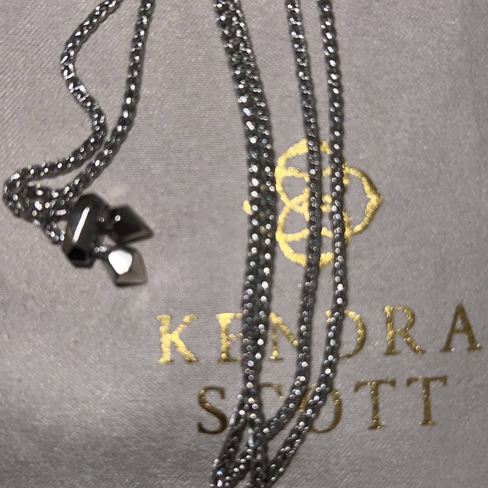 KENDRA SCOTT
Betsy Silver Long Pendant Necklace in Ivory Mother Of Pearl - Picture 7 of 8